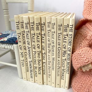 Peut inclure: Une collection de 12 livres brochés vintage avec des couvertures de couleur crème et du texte noir. Les livres sont intitulés "The Story of Miss Moppet", "The Tale of Mrs. Tiggy-Winkle", "The Tale of Ginger and Pickles", "The Tale of Samuel Whiskers", "The Tale of the Pie and the Patty Pan", "The Tale of Tom Kitten", "The Tale of Two Bad Mice", "The Tale of Pigling Bland", "The Tale of Johnny Town-Mouse", "The Tailor of Gloucester", et "The Tale of Mr. Tod".