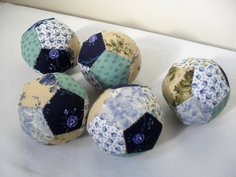 Set SMALL BlueGreen FLORAL Patchwork BALLS Bowl Fillers Handmade Rustic Country Style Home Decor Homespun Fabric Balls x5 Juggling Balls