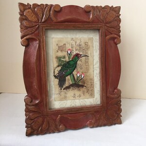 Encadré RAJASTHAN MINIATURE Carte postale ORIGINAL Collage Maru Gurjar Bird Painting In Carved & Painted Frame Ooak vintage Exotic Bird Painting