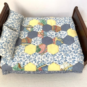 Miniature DOLLHOUSE Dolls House Patchwork Quilt & Two Pillows  1/2&quot; Hexagons for 12th Scale DOUBLE BED Doll House Bedding with Cat Handmade