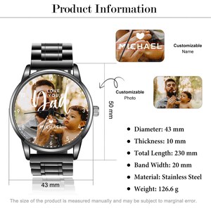 K&ouml;nnte beinhalten: Schwarze Edelstahl-Uhr mit Foto von Vater und Kind auf dem Zifferblatt. Auf dem Zifferblatt steht "LOVE YOU Dad" und "MICHAEL". Die Uhr hat einen Durchmesser von 43 mm und eine Gesamtl&auml;nge von 230 mm.