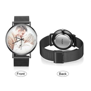 K&ouml;nnte beinhalten: Schwarze Armbanduhr mit Mesh-Armband, mit einem individuellen Foto auf dem Zifferblatt. Die Uhr wird von vorne und hinten gezeigt, mit den W&ouml;rtern "Front" und "Back" darunter.