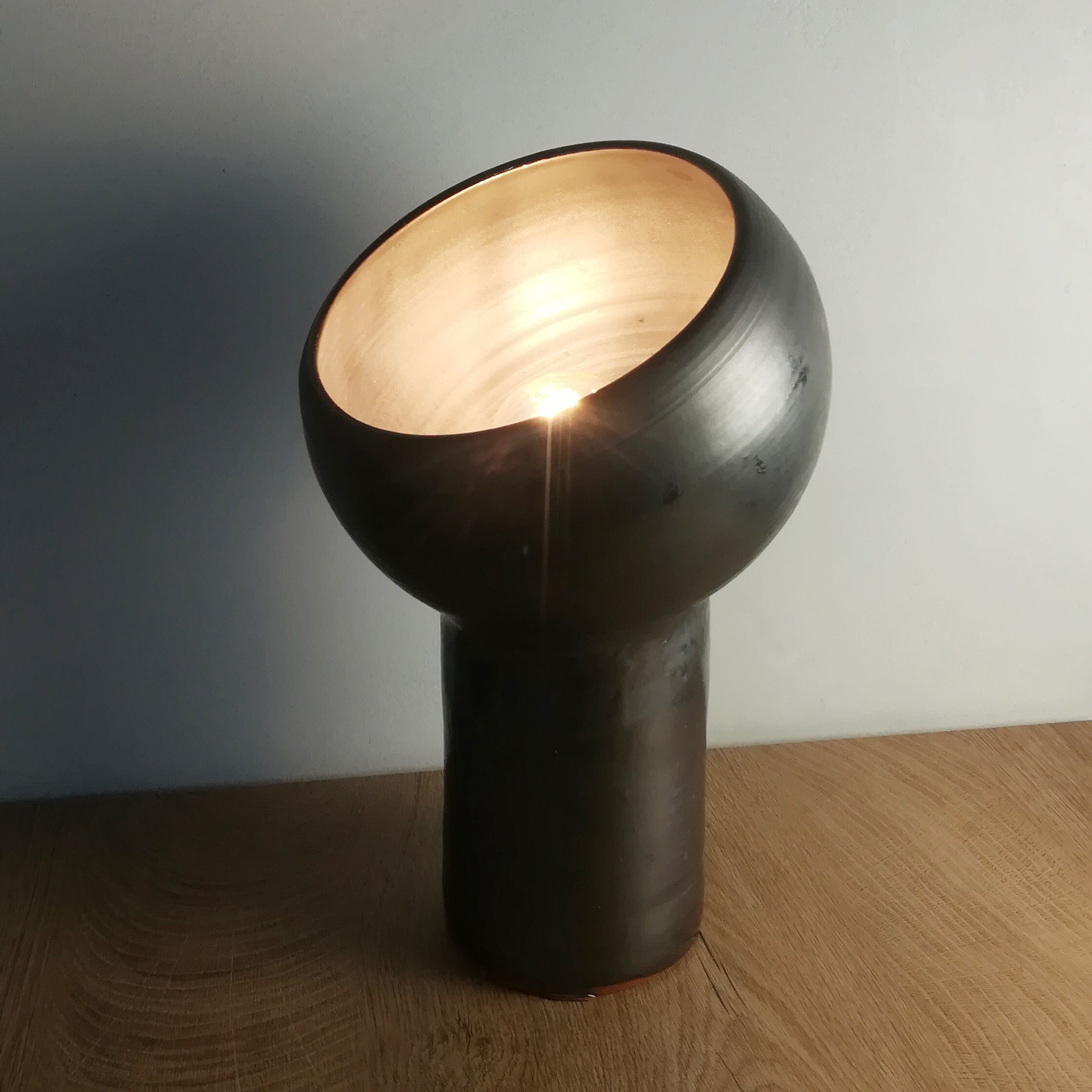 Lampe de Table Ronde Unique en Céramique Noire