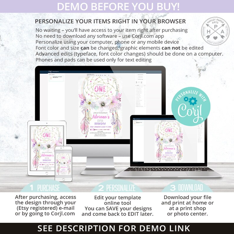 Op de afbeelding: Een digitale mockup die laat zien hoe je een afdrukbare uitnodiging voor een eerste verjaardag kunt personaliseren. De uitnodiging heeft een roze en witte droomvanger met veren en de tekst "One" en "Adriana's First Birthday". De uitnodiging kan worden bewerkt met de Corjl.com app.