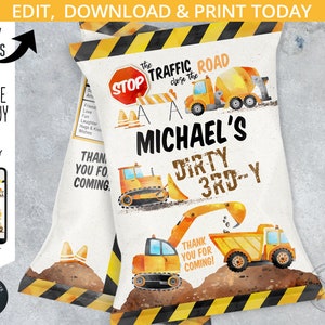 Pode incluir: Sacos de lembrancinhas com tema de construção, com ilustrações de veículos de construção, sinais de trânsito e barreiras. Os sacos trazem a inscrição "Michael's Dirty 3rd" e "Obrigado por vir!"