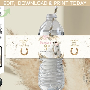 Op de afbeelding: Printbare waterfleslabel met een roze en gouden ontwerp met een paard, bloemen en de tekst "Vanessa's 3rd Birthday". Het label bevat ook de tekst "Thank you for coming!" en een hoefijzer.