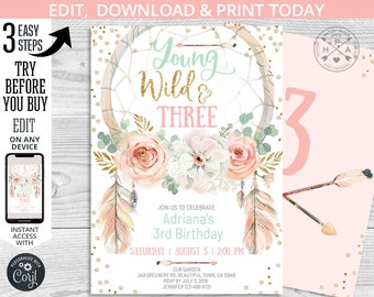 Puede incluir: Una invitación imprimible rosa y dorada para una fiesta de cumpleaños de 3 años. La invitación presenta un atrapasueños con plumas y flores. El texto de la invitación dice "Young Wild & Three" e incluye el nombre de la niña de cumpleaños, la fecha y la hora.