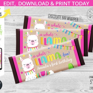 Peut inclure: Des emballages de barres chocolat&eacute;es sur le th&egrave;me du lama. Les emballages sont bruns avec des accents roses et marron. Le texte "a whole Llama fun!" est affich&eacute;, ainsi qu'une illustration de lama et le texte "Amanda's first birthday". Les emballages mesurent 12,7 cm x 14,2 cm.