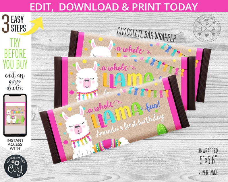 Peut inclure: Des emballages de barres chocolat&eacute;es sur le th&egrave;me du lama. Les emballages sont bruns avec des accents roses et marron. Le texte "a whole Llama fun!" est affich&eacute;, ainsi qu'une illustration de lama et le texte "Amanda's first birthday". Les emballages mesurent 12,7 cm x 14,2 cm.