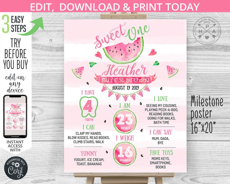 Pu&ograve; includere: Un poster rosa e verde con tema di anguria per segnare i traguardi raggiunti. Il poster presenta un'illustrazione di anguria, il nome "Heather" e dettagli sul primo compleanno del bambino, tra cui l'et&agrave;, l'altezza, il peso e i traguardi raggiunti. Il testo "Sweet One" &egrave; in cima al poster.