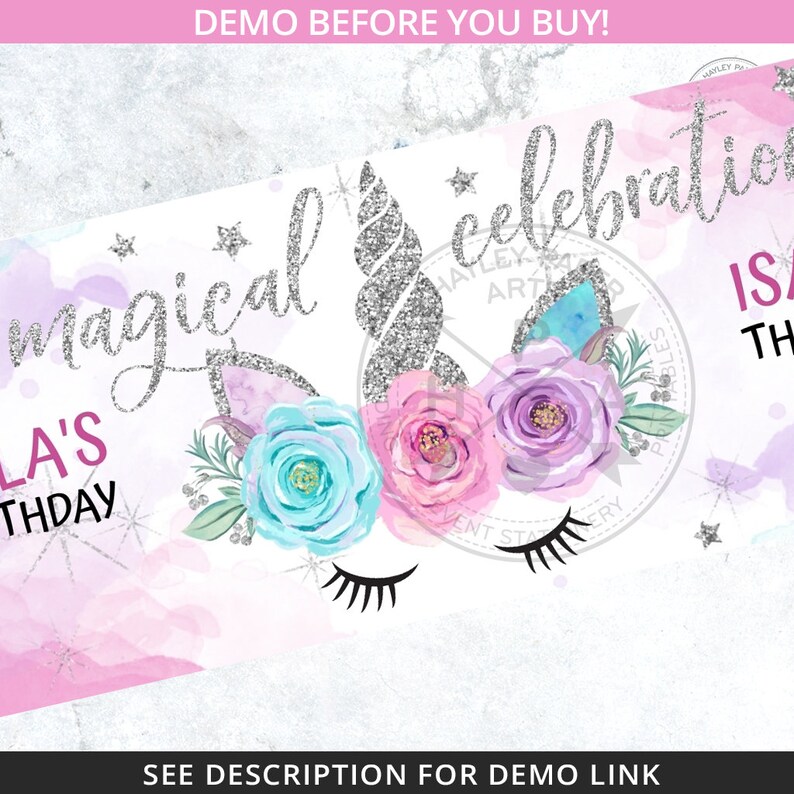 K&ouml;nnte beinhalten: Ein wei&szlig;es Banner mit einem silbernen Glitzer-Einhornhorn und Blumen. Der Text "magical celebration" ist in silbernen Glitzerbuchstaben. Der Text "LA'S THDAY" ist in schwarzen Buchstaben. Das Banner ist mit Aquarell-Blumen in Rosa-, Blau- und Lilat&ouml;nen verziert.