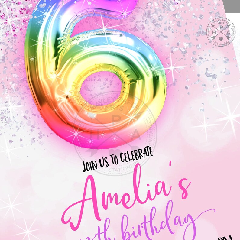 Puede incluir: Un fondo de purpurina rosa y blanco con un globo de n&uacute;mero seis de l&aacute;mina arco&iacute;ris. El texto "Join us to celebrate Amelia's 6th birthday" est&aacute; escrito en negro.