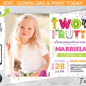 Op de afbeelding: Een kleurrijke uitnodiging voor een 2e verjaardagsfeest met een fruitthema. De uitnodiging bevat een foto van een kind, de tekst "Two-tti Frutti" en de naam van het kind "Marriela". De uitnodiging is versierd met kleurrijk confetti en fruit illustraties.