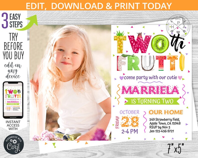Op de afbeelding: Een kleurrijke uitnodiging voor een 2e verjaardagsfeest met een fruitthema. De uitnodiging bevat een foto van een kind, de tekst "Two-tti Frutti" en de naam van het kind "Marriela". De uitnodiging is versierd met kleurrijk confetti en fruit illustraties.