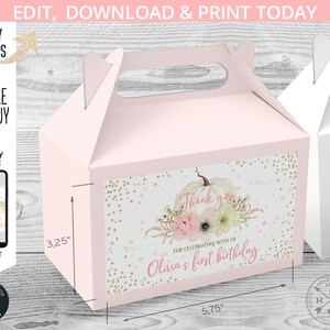 Può includere: Una scatola rosa per bomboniere con manico, larga 14,6 cm e alta 8,3 cm. La scatola presenta un design floreale con la scritta "Thank you for celebrating with us, Olivia's first birthday."
