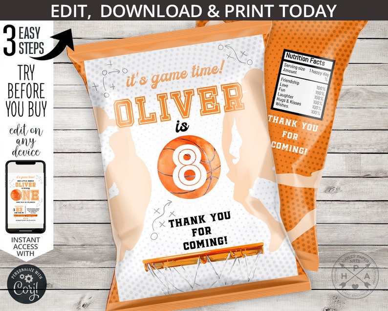K&ouml;nnte beinhalten: Orangefarbener und wei&szlig;er Chipst&uuml;ten-Favor mit Basketball-Motiv. Es steht "It's game time! Oliver is 8" und ein Basketball mit der Nummer 8 darauf. Die T&uuml;te sagt auch "Vielen Dank f&uuml;r's Kommen!"