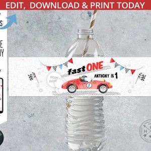 Pu&ograve; includere: Etichetta per bottiglia d'acqua con un design di auto da corsa rossa. L'etichetta recita "fast ONE" con il nome "Anthony" e il numero "1". Sono incluse anche bandiere a scacchi e il testo "Vroom! Vroom!"