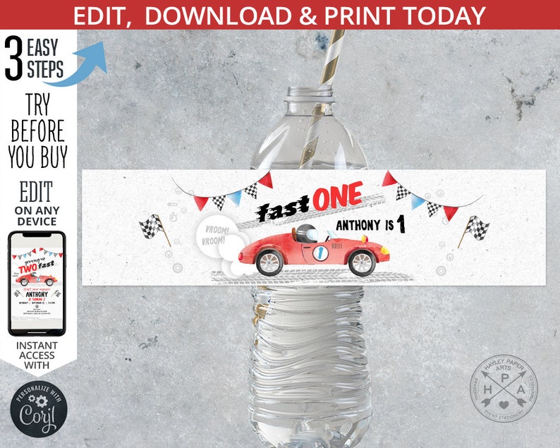 Pu&ograve; includere: Etichetta per bottiglia d'acqua con un design di auto da corsa rossa. L'etichetta recita "fast ONE" con il nome "Anthony" e il numero "1". Sono incluse anche bandiere a scacchi e il testo "Vroom! Vroom!"