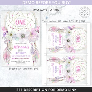 Op de afbeelding: Een printbare uitnodiging voor een eerste verjaardag. De uitnodiging heeft een roze en witte droomvanger met veren en bloemen. De tekst op de uitnodiging luidt "Adriana's First Birthday" en "Winter One Derland".