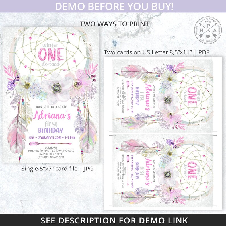 Op de afbeelding: Een printbare uitnodiging voor een eerste verjaardag. De uitnodiging heeft een roze en witte droomvanger met veren en bloemen. De tekst op de uitnodiging luidt "Adriana's First Birthday" en "Winter One Derland".
