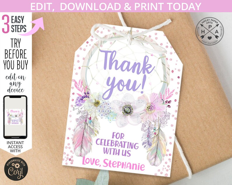 Op de afbeelding: Een wit bedankkaartje met een paars en roze bloemenontwerp en een droomvanger. De tekst op het kaartje luidt "Bedankt! Voor het vieren met ons Liefs, Stephanie".