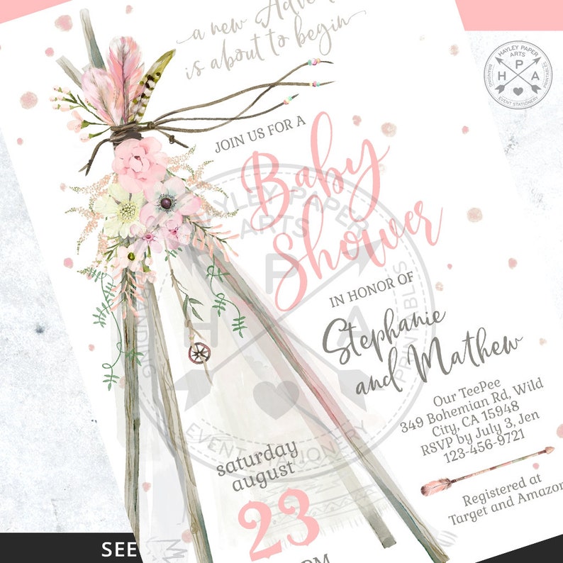 Puede incluir: Una invitaci&oacute;n de baby shower rosa y blanca con un dise&ntilde;o de tipi y detalles florales. La invitaci&oacute;n dice "&Uacute;nete a nosotros para una Baby Shower en honor a Stephanie y Mathew" e incluye la fecha "S&aacute;bado, 23 de agosto".