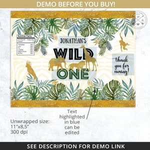 Pu&ograve; includere: Un design di sacchetto per bomboniere di festa stampabile con tema giungla con glitter dorati, foglie verdi e sfondo a stampa zebra. Il testo "Jonathan's Wild One" &egrave; in lettere nere e blu. Il sacchetto misura 11 pollici per 8,5 pollici e 300 dpi.
