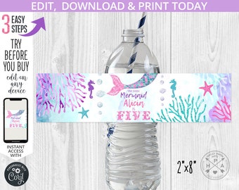 Può includere: Etichetta per bottiglia d'acqua stampabile a tema sirenetta. L'etichetta presenta una coda di sirena rosa, una stella marina e silhouette di cavallucci marini. Il testo sull'etichetta recita "La nostra piccola sirena Alicia ha cinque anni". L'etichetta misura 5,1 cm per 20,3 cm.