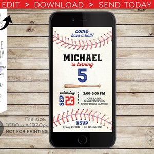 Op de afbeelding: Bewerkbare baseball-thema verjaardagsuitnodiging voor een jongen die vijf jaar wordt. De uitnodiging heeft een rood, wit en blauwe baseball met stiksels, een honkbalknuppel en de tekst "Kom en speel mee!"  "Michael wordt 5"  "Zaterdag 23 september, 14:00-17:00 uur"  "Ons stadion, 349 Greenery Rd, Sport Town, CA 15948"  "RSVP voor 23 augustus 2022 | Jen 123-456-9721".