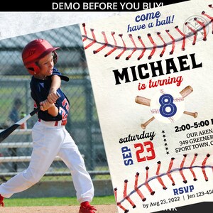 Pu&ograve; includere: Invito a una festa di compleanno a tema baseball con una foto di un ragazzo in uniforme da baseball. L'invito presenta una palla da baseball rossa, bianca e blu con il numero 8, mazze da baseball incrociate e il testo "MICHAEL compie 8 anni". L'invito include anche la data e l'ora della festa, la posizione e una richiesta di RSVP.