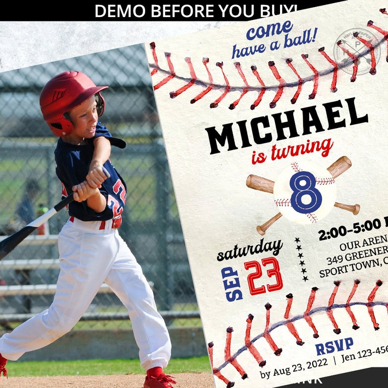 Pu&ograve; includere: Invito a una festa di compleanno a tema baseball con una foto di un ragazzo in uniforme da baseball. L'invito presenta una palla da baseball rossa, bianca e blu con il numero 8, mazze da baseball incrociate e il testo "MICHAEL compie 8 anni". L'invito include anche la data e l'ora della festa, la posizione e una richiesta di RSVP.