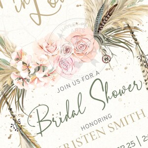 K&ouml;nnte beinhalten: Eine Einladung zu einer Brautparty im Boho-Stil. Die Einladung zeigt eine Aquarell-Illustration von Federn, Pampasgras und rosafarbenen Rosen. Der Text "Join us for a Bridal Shower Honoring Kristen Smith" ist in einer kursiven Schrift geschrieben.