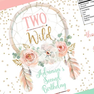 Puede incluir: Una invitaci&oacute;n de cumplea&ntilde;os rosa y dorada con un dise&ntilde;o de atrapasue&ntilde;os y el texto "Two Wild Adriana's Second Birthday".