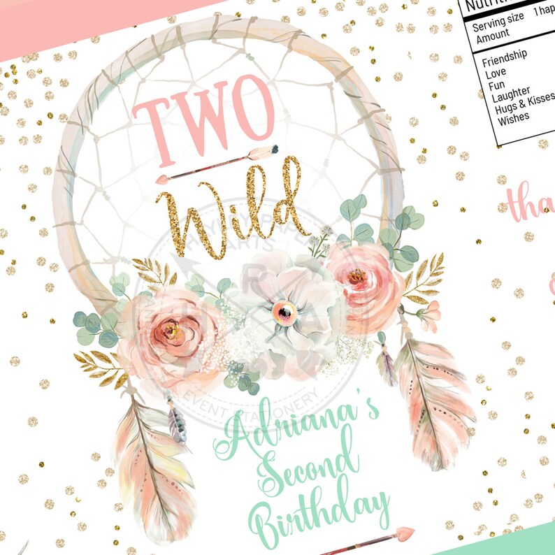 Puede incluir: Una invitaci&oacute;n de cumplea&ntilde;os rosa y dorada con un dise&ntilde;o de atrapasue&ntilde;os y el texto "Two Wild Adriana's Second Birthday".