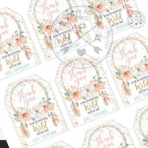 Op de afbeelding: Een verzameling cadeaulabels met een dromenvanger ontwerp. Elke tag heeft een bloemstuk met roze en witte rozen, veren en de tekst "Bedankt" en "Voor het wild rennen met mij, Liefs, Stephanie."