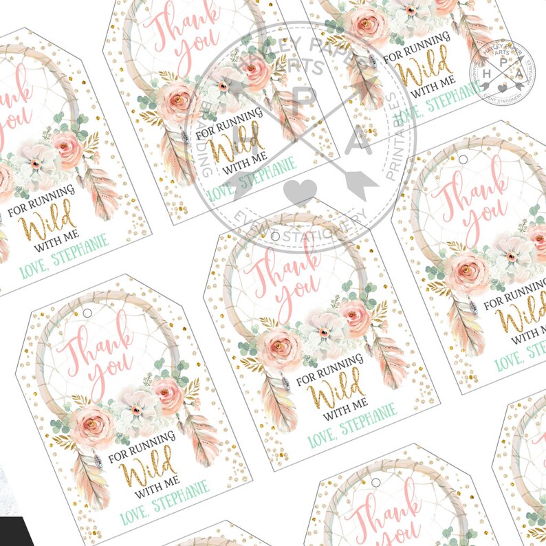 Op de afbeelding: Een verzameling cadeaulabels met een dromenvanger ontwerp. Elke tag heeft een bloemstuk met roze en witte rozen, veren en de tekst "Bedankt" en "Voor het wild rennen met mij, Liefs, Stephanie."
