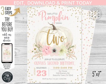 Może przedstawiać: Drukowane zaproszenie na drugie urodziny, z białym dyniem z napisem "two" w złotym brokatem. Zaproszenie zawiera tekst "Our Little Pumpkin is Turning Two" oraz szczegóły wydarzenia. Zaproszenie ma wymiary 12,7 cm x 17,8 cm.
