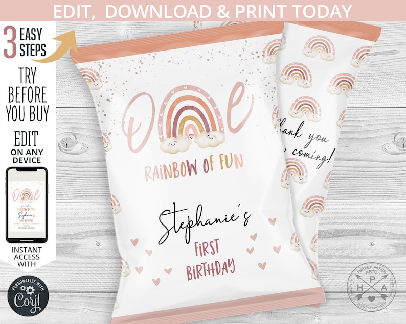 Pu&ograve; includere: Un design di sacchetto di patatine fritte stampabile per una festa di primo compleanno. Il sacchetto presenta un arcobaleno con nuvole e il testo "One Rainbow of Fun" e "Stephanie's First Birthday".
