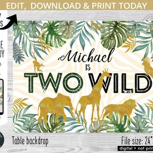 Könnte beinhalten: Ein druckbarer Tischhintergrund für eine Geburtstagsfeier. Der Hintergrund zeigt ein Dschungelthema mit grünen Blättern, goldenen Tiersilhouetten und dem Text "Michael is Two Wild". Der Hintergrund ist 61 cm x 46 cm groß.