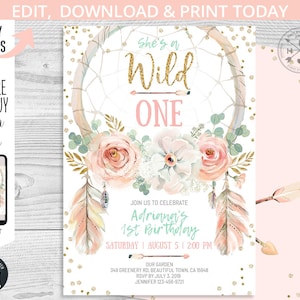 Può includere: Un invito stampabile per una festa di primo compleanno a tema bohémien. L'invito presenta un acchiappasogni con fiori rosa e bianchi, piume e glitter dorato. Il testo sull'invito recita "She's a Wild One" e include il nome della bambina, la data e l'ora.
