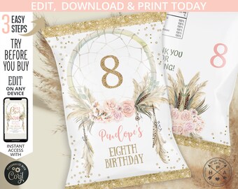 Op de afbeelding: Printbaar ontwerp voor een feesttas met een droomvanger met veren, bloemen en gouden glitter. De tas heeft de tekst "Penelope's Eighth Birthday" en het nummer 8 in het midden.