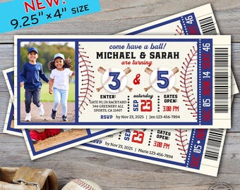 Könnte beinhalten: Baseball-Themen-Einladung mit einem Foto von zwei Kindern. Das Design im Ticketstil zeigt Baseballschläger, Nähte und den Text "come have a ball!" mit Veranstaltungsdetails. Die Einladung misst 23,5 cm x 10,2 cm.