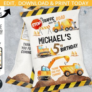 Könnte beinhalten: Geburtstags-Geschenkbeutel zum Thema Bau mit gelbem und schwarzem Streifenrand. Der Beutel zeigt eine Aquarell-Illustration eines Stoppschildes, von Baufahrzeugen und dem Text "The Traffic Road Close The" und "Michael's 5th Birthday".