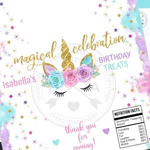 Pu&ograve; includere: Un biglietto di ringraziamento a tema unicorno con una testa di unicorno con glitter dorati, fiori rosa, blu e viola e il testo "magical celebration Isabella's thank you for coming!" La carta include anche un'etichetta di informazioni nutrizionali con il testo "Serving size 1 happy day Amount % Friendship 100% Love 100% Fun 100% Laughter 100% Hugs & Kisses 100% Wishes 100%"