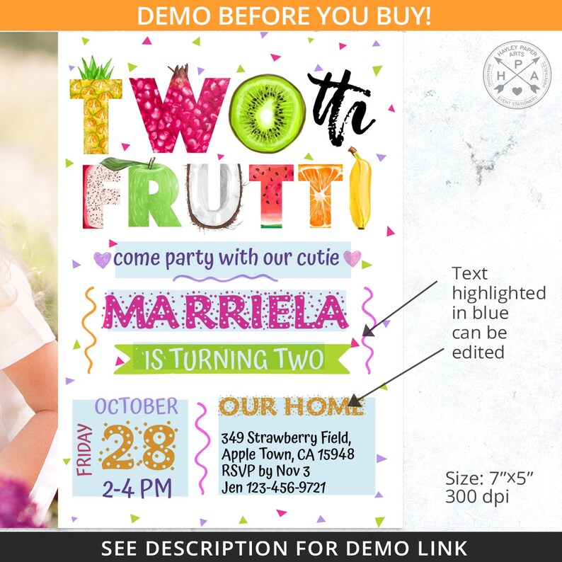 Op de afbeelding: Een kleurrijke uitnodiging voor een kinderfeestje voor een kind van twee jaar. De uitnodiging heeft een fruitthema met de woorden "Two-th Fruti!" en "Marriela wordt twee jaar". De uitnodiging is versierd met kleurrijke vruchten en confetti. De tekst "come party with our cutie" is in paars geschreven. De datum en tijd van het feest zijn aangegeven als "October 28, 2-4 PM". Het adres en de RSVP-informatie zijn ook opgenomen.