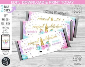 Puede incluir: Envoltorios de barras de chocolate con temática de unicornio. Los envoltorios presentan texto dorado que dice "magical celebration" y "Isabella's Second Birthday". Los envoltorios están decorados con un cuerno de unicornio, flores y estrellas. Los envoltorios miden 13,3 cm x 14,2 cm.