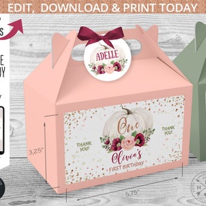 Può includere: Scatole regalo rosa e verdi con un design a forma di zucca e fiori. Le scatole sono larghe 14,6 cm e alte 8,3 cm. Le scatole riportano la scritta "One Olivia's First Birthday" e "Grazie!"