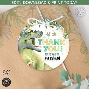 Puede incluir: Una etiqueta de regalo redonda con una ilustración de acuarela de un dinosaurio verde. La etiqueta incluye el texto "THANK YOU!" y "FOR STOMPING BY LOVE MICHAEL". La etiqueta mide 5,08 cm x 5,08 cm.