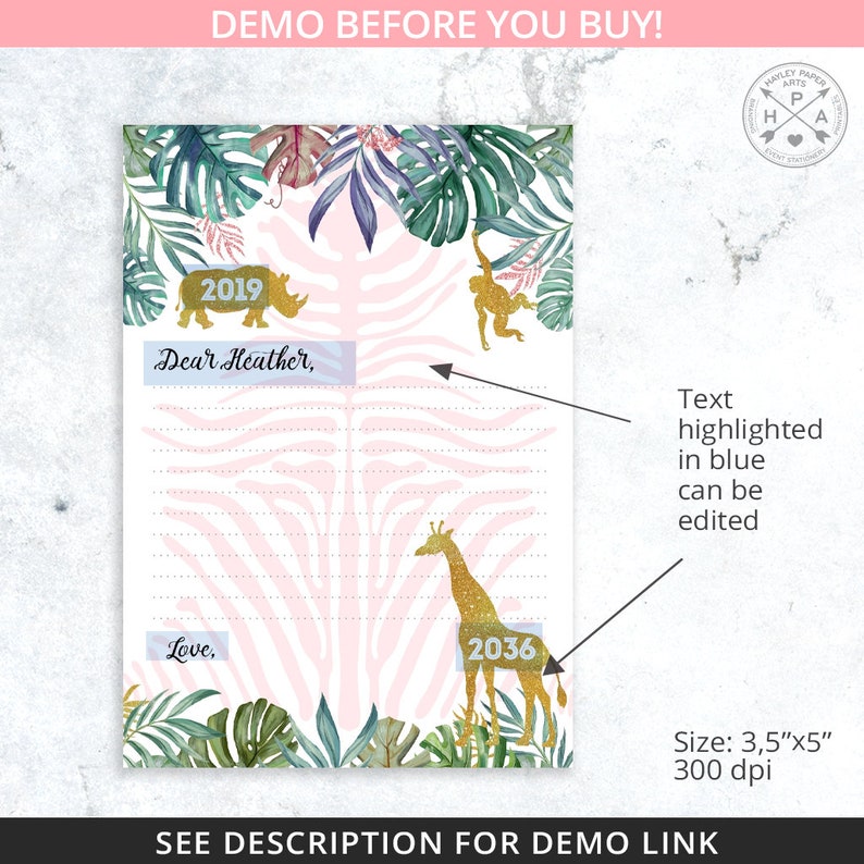 K&ouml;nnte beinhalten: Ein druckbarer digitaler Download einer Briefvorlage mit einem rosa-wei&szlig;en Zebra-Muster und goldenen Glitzerakzenten. Die Vorlage zeigt Dschungelbl&auml;tter, ein Nashorn, einen Affen und eine Giraffe. Der Text "2019" und "2036" ist auf der Vorlage enthalten. Der Text "Liebe Heather" und "Liebe" ist in Blau hervorgehoben.