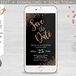 Puede incluir: Un smartphone muestra una invitación de boda digital. El fondo negro presenta detalles de purpurina oro rosa y una elegante escritura que dice "Save the Date". Los detalles incluyen los nombres de la pareja, la fecha de la boda y la ubicación. El teléfono está rodeado de confeti oro rosa.